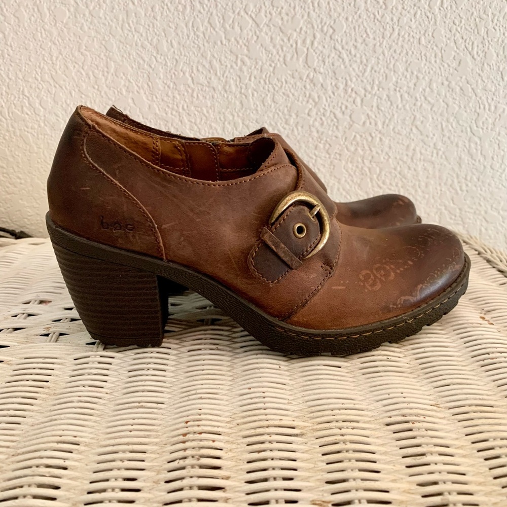 New only tried on. Distressed style. Zipper closure.